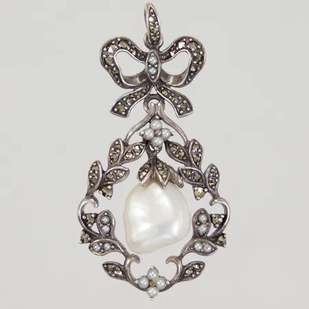 Hänge med barock pärla, mindre pärlor samt markasiter, längd inklusive ögla 50mm, bredd 25,5mm, 925/1000 silver, Bruttovikt: 9,0g.