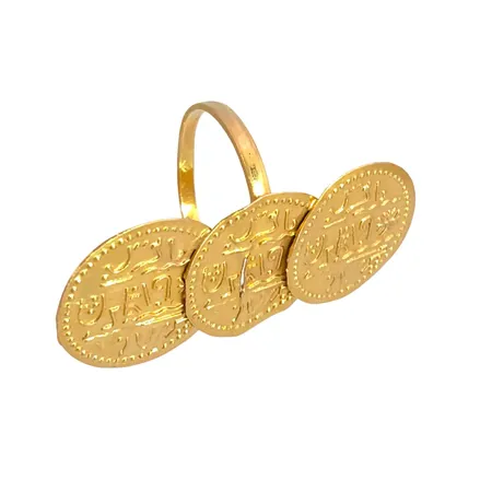Ring i 21K guld, stl:18¼ mm, skenans bredd 1,7 mm, frontens storlek 16x37 mm, spricka, bucklor Vikt: 3,6 g