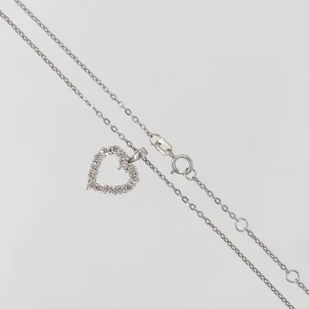 Collier med hänge med vita stenar längd 42,5-45,5cm bredd 0,8-11,5mm Silver 925/1000. Vikt: 2,4 g