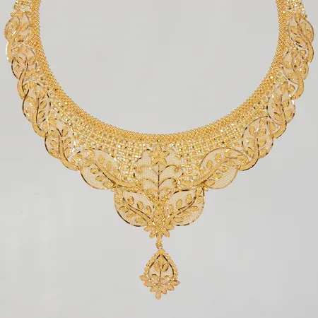 Collier halvstelt filigranarbete omkrets ca 40cm, bredd ca 2,4 - 44mm, ojämnheter, 22K Vikt: 51,5 g