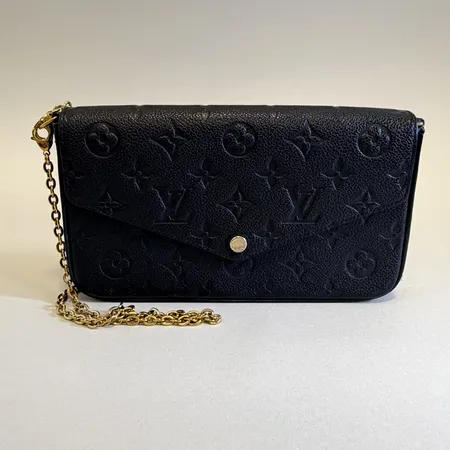 Väska Louis Vuitton Pochette Félicie svart monogram empreinte läder modell-nr: M64064 förgyllda detaljer axelrem i gulmetall kvitto Birger Jarlsgatan 2020 dustbag kartong beslag med färgbortfall dålig lukt/rök.