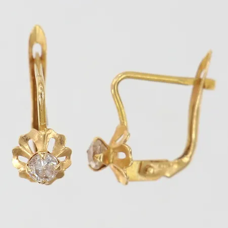 Ett par örhängen med vita stenar Ø8mm buckliga 18K. Vikt: 1,6 g