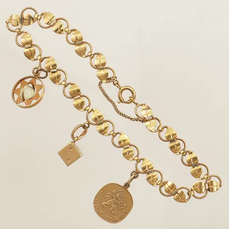 Armband med tre berlocker säkerhetskedja ca 20cm bredd 6,4mm 18K Vikt: 11,7 g
