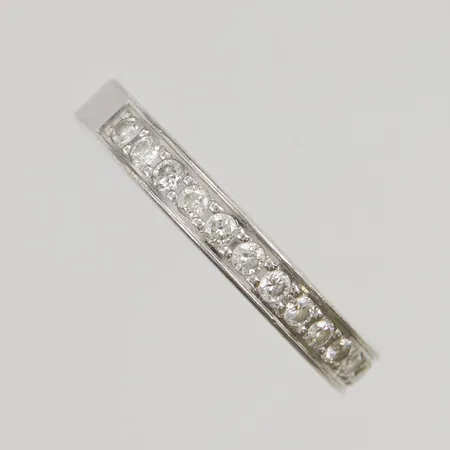 Ring stl17,5 bredd:3,0mm med diamanter 0,26ctv graverad, vitguld, 18K, 3,2g.