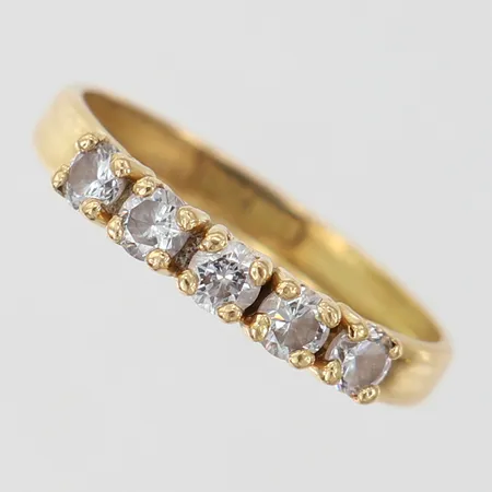 Ring med vita stenar stl 18 bredd ca 3mm GHA 18K Vikt: 1,1 g