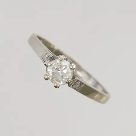 Ring med diamant 0,52ct enligt gravyr, stl:18 bredd:1,7-5,8mm vitguld, lagad fattning 18K 2,8g.