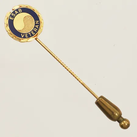 Kravattnål med emaljarbete 58mm Ø13,6mm nål ej guld 18K Vikt: 3,1 g