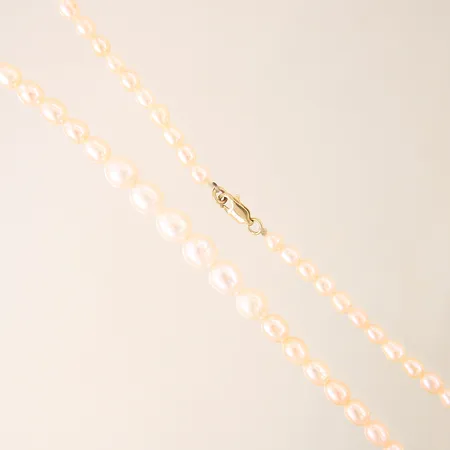 Pärlcollier doserade med 63st odlade sötvattenspärlor längd 40cm bredd 4,5-7,9mm lås i 18K Vikt: 16,3 g
