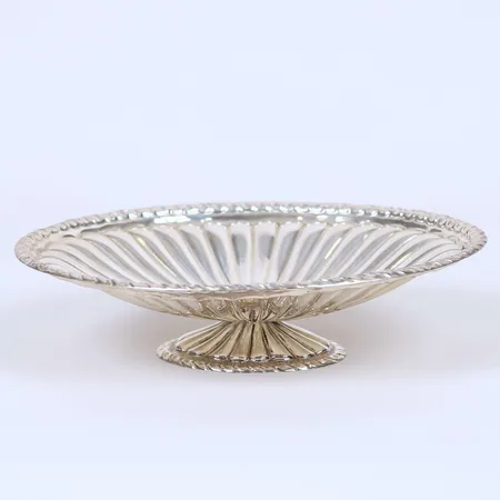 Serveringsfat på fot höjd 6cm längd 24cm, bredd 19,5, 925/1000 Silver. Vikt: 216,3 g