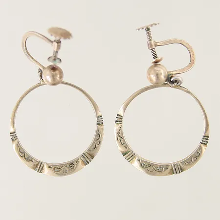 Ett par örhängen med dekor Ø20mm svensk importstämpel skruvlås silver 830/1000 Vikt: 3 g