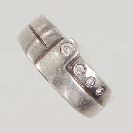 Ring med vita stenar stl 17¼, bredd 8,8mm, Silver 925/1000 Vikt: 5,1 g