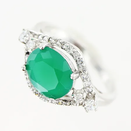 Ring stl:18½, bredd 2-12mm grön och vita stenar silver 925/1000 Vikt: 3,9 g