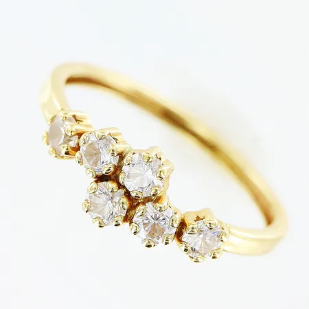 Ring stl:18 bredd 2-6mm vita stenar 18K Vikt: 1,2 g
