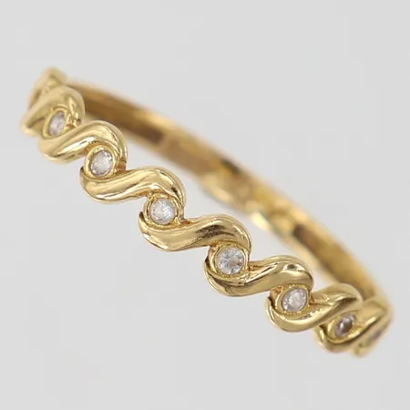 Ring med vita stenar stl 18¼ bredd ca 1,7-3mm, en sten saknas 18K Vikt: 1,5 g