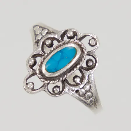 Ring med blå sten stl:18¾, bredd 2,2-16,5mm, otydlig stämpling, skev skena, silver, Vikt: 2,5 g