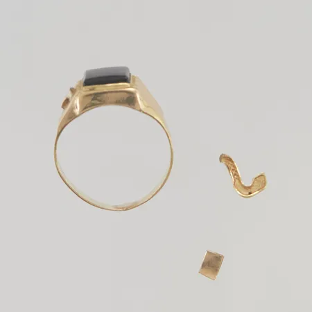Diverse guld skador finns 18K 4,4g.