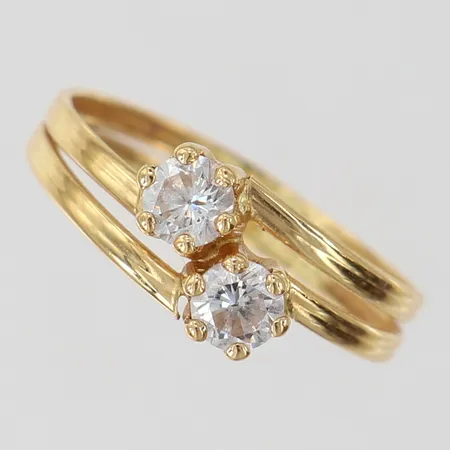 Ring med vita stenar stl 17½ bredd ca 3-7mm, 18K Vikt: 1,1 g