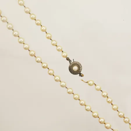 Pärlcollier med lås i silver defekt trasigt behöver träs om. Vikt: 0 g