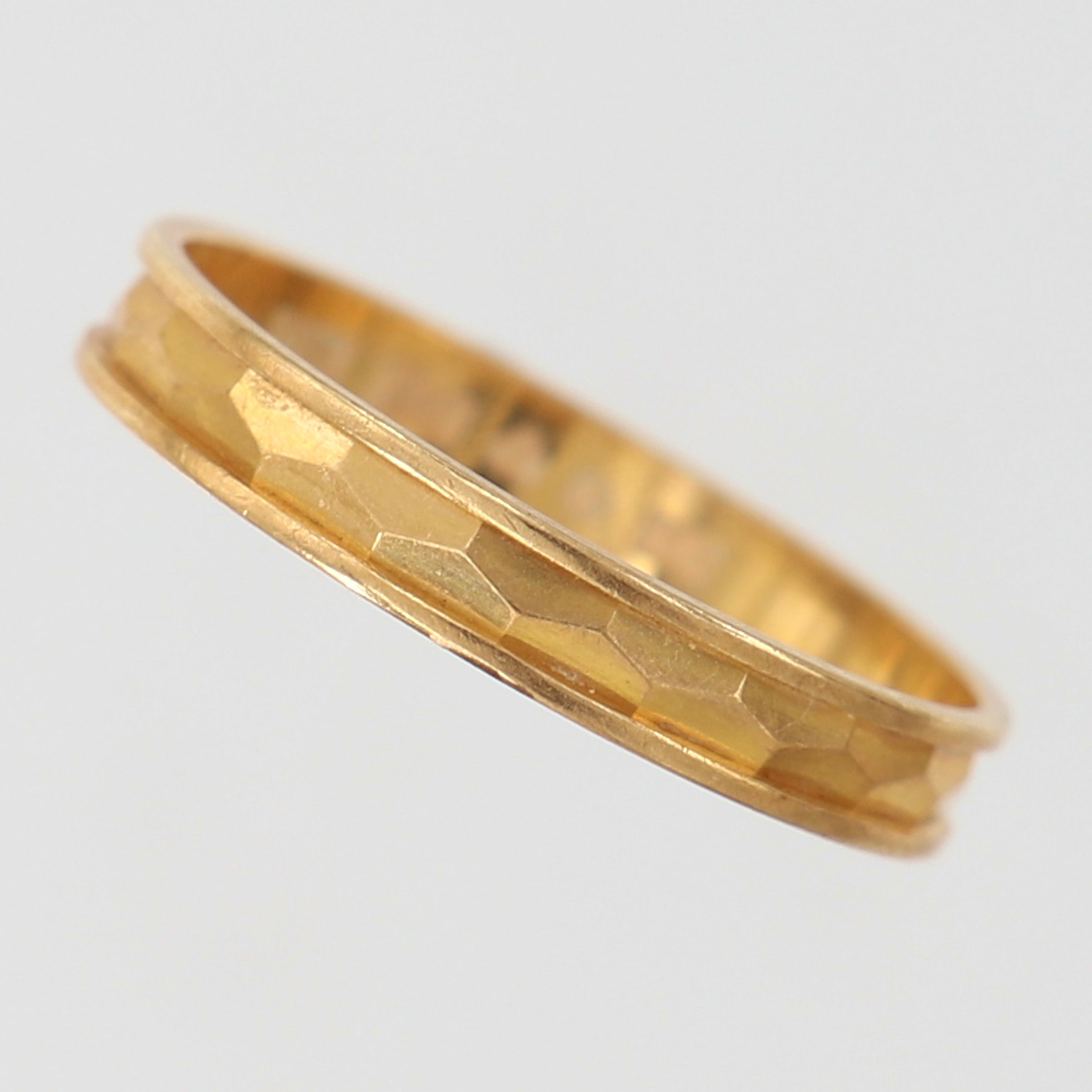 Ring med dekor stl:17¼ bredd 3mm gravyr 18K. Vikt: 1,4 g