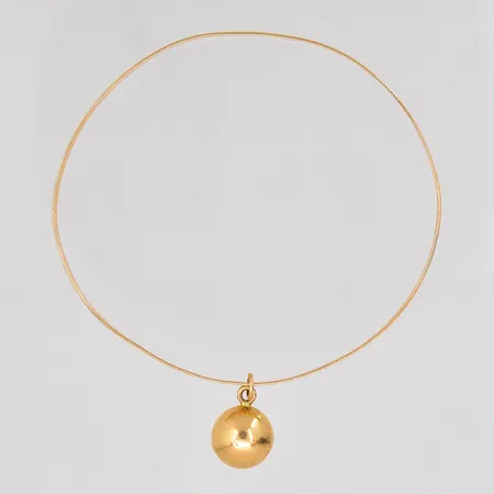 Armring med en berlock Ø 65mm bredd 3mm skev skena graverad 18K Vikt: 6,6 g