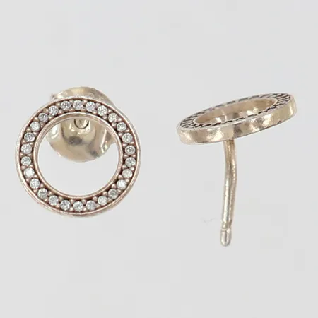 Ett par örhängen med stenar Ø9,5mm ALE en snurrebuss saknas, skeva stift Silver 925/1000 Vikt: 1,1 g