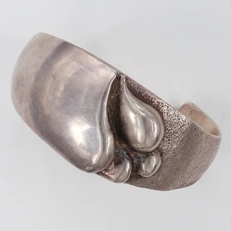 Armring med dekor Ø59mm öppen bredd 15,5-25mm buckligt Silver 925/1000. Vikt: 54,8 g