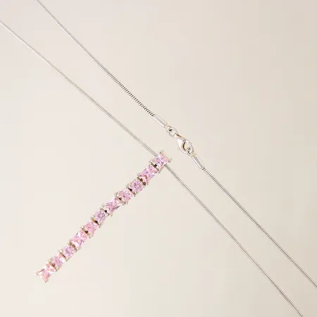 Kedja Ormlänk med integrerat hänge samt rosa stenar 47,5cm bredd1,2-5,7mm GHA silver 925/1000 Vikt: 12 g