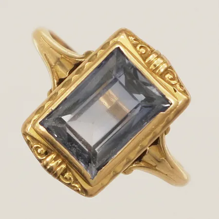 Ring med blå sten stl:15¾ bredd 1,5mm skev skena gravyr 18K Vikt: 3,4 g