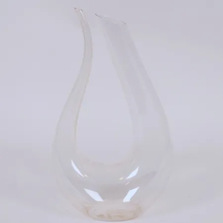 Karaff Riedel Amadeo, höjd ca 36cm, bredd ca 8-22cm, klarglas, signerad.