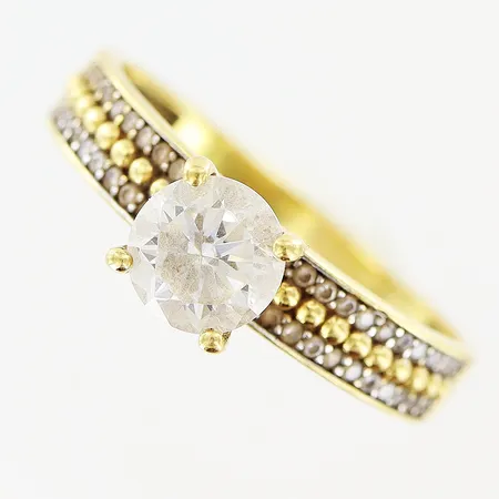 Ring stl:18½ bredd 2-6mm vita stenar, skev skena, 18K Vikt: 3,1 g