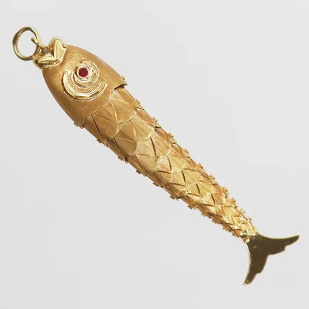 Hänge i form av en rörlig fisk med röda stenar, längd 60mm inklusive ögla, bredd ca 12mm, 18K guld Vikt: 4,9 g