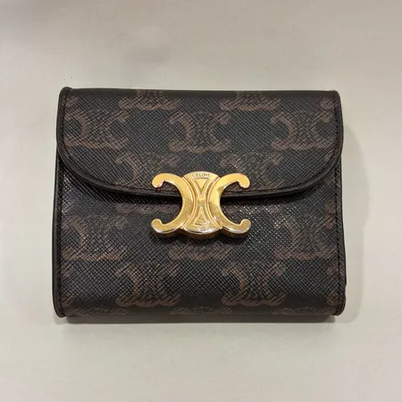 Plånbok Celine Small wallet flap triomphe in triomphe canvas ref-nr:10D782CQH.04.LU beslag i gulmetall mått 10,5x8,5x4cm, läder med slitage vid kanter, mindre bruksslitage, box med fläckar, kvitto 2022, tag