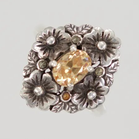 Ring med orange sten och markasiter stl:16¾, bredd 2,6-19,8mm, en sten saknas, 925/1000 silver, Vikt: 4,3 g
