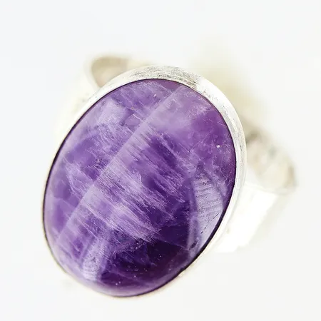 Ring stl:17½, bredd 3-18mm, lila sten 17x12mm, silver 835/1000 Vikt: 4,7 g