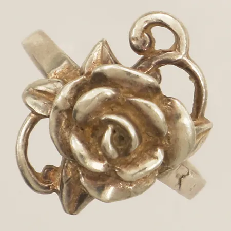 Ring med blommotiv stl:18 bredd 5mm klippt skena 925/1000 silver Vikt: 5,8 g
