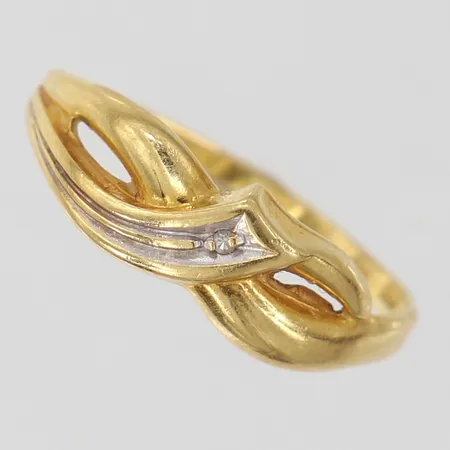 Ring med diamant ca 0,005ct stl 17¾, bredd ca 1,5-6mm skev 18K Vikt: 1,8 g