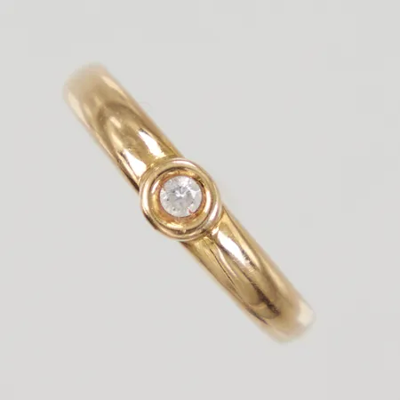 Ring med vit sten stl:19½, bredd 1,7-4,7mm, sten sned i fattning, Guld Carlsén Ab, 18K, Vikt: 2,1 g