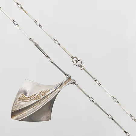 Collier Matti Hyvärinen modell Chilled champagne, Sirokoru, Finland längd 52cm, bredd 33mm, silver 925/1000 Vikt: 15 g