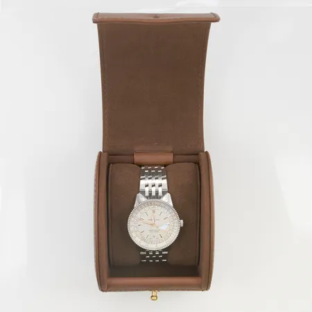 Armbandsur Breitling Navitimer, stål, automatisk, Ø41mm, referensnummer A17326, serienummer 6253066 Navitimerlänk, extra länkbitar, box, cert saknas. Repor finns på länken.