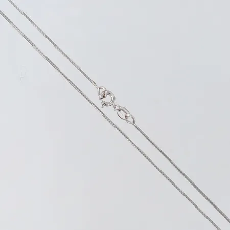 Kedja Ormlänk längd 42cm bredd 0,9mm Balestra vitguld, något defekt länk 18K. Vikt: 2,9 g