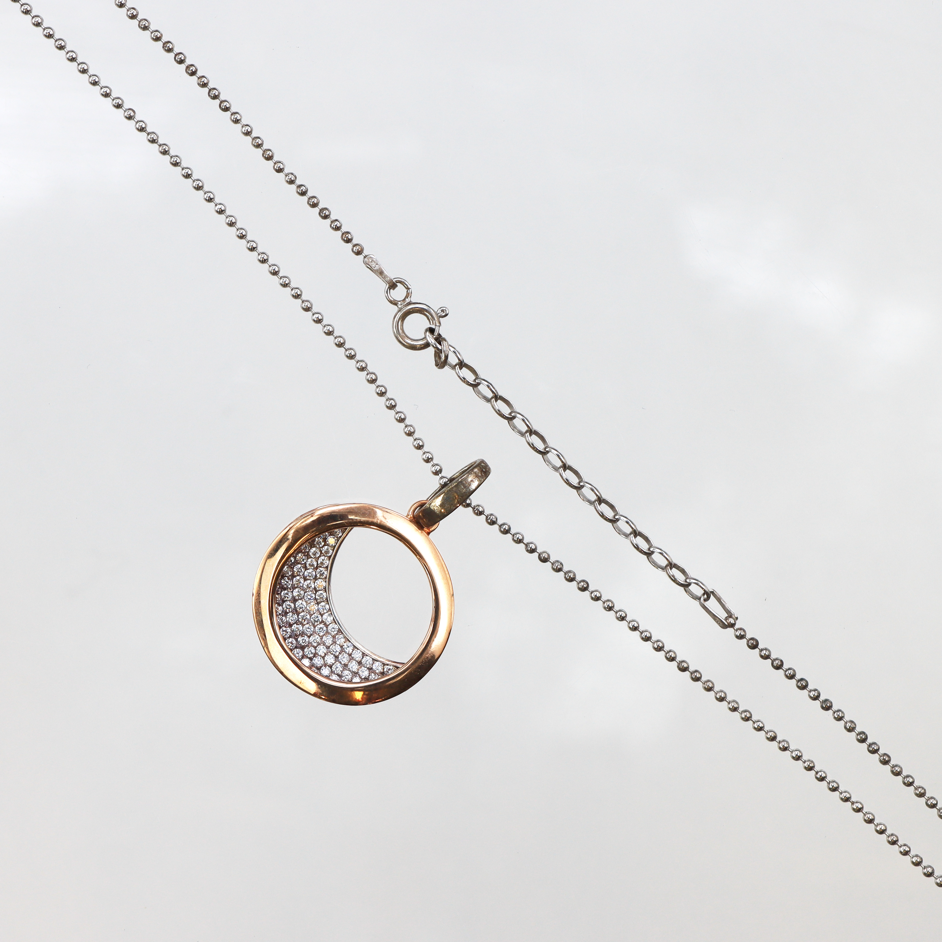 Collier med vita stenar, 44cm, bredd: 1,5mm, tillhörande etui, 925/1000 silver Vikt: 9 g