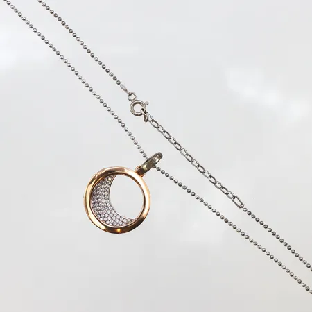 Collier med vita stenar, 44cm, bredd: 1,5mm, tillhörande etui, 925/1000 silver Vikt: 9 g