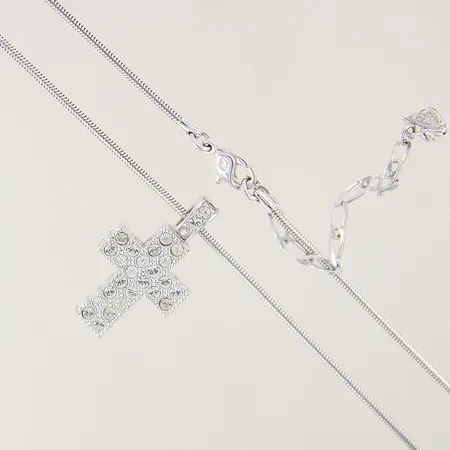 Collier Swarovski med hänge kors samt vita stenar längd 47-41cm bredd 1,6-18mm, rodiumpläterad metall, certifikat, etui