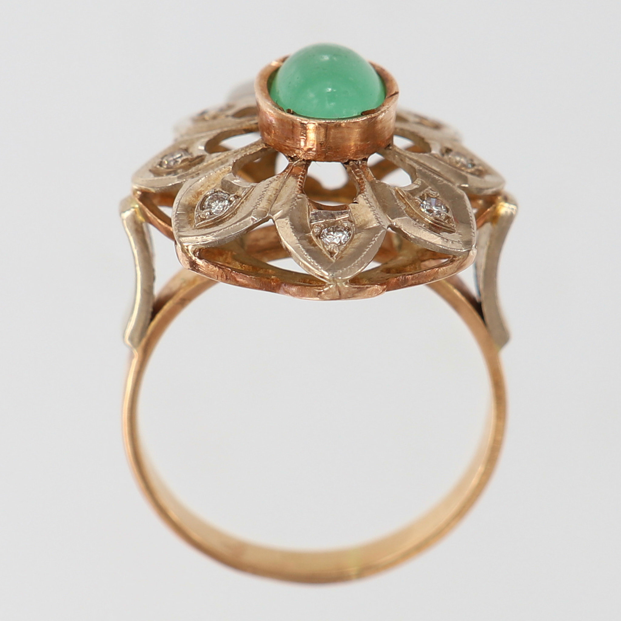 Ring med grön sten samt diamanter 8 x ca 0,02ct stl:18½ bredd 2,7-22mm 14K. Vikt: 5,7 g