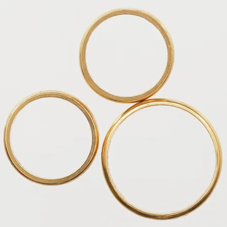 Tre ringar släta, gravyr, stl 17- 22¼, bredd 3-4mm, 18K. Vikt: 11,6 g