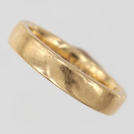 Ring slät Schalins stl:17 bredd 4mm gravyr 18K. Vikt: 6 g