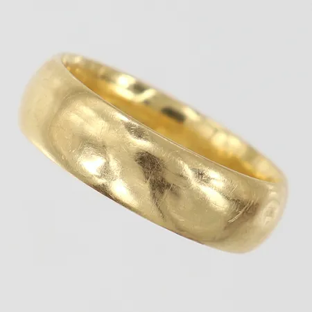 Ring slät stl:18¼ bredd 6mm ihålig 18K. Vikt: 2,5 g