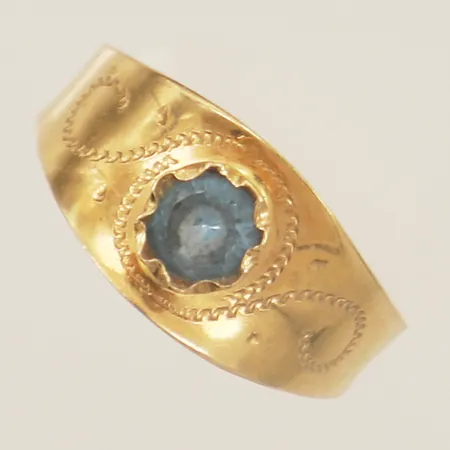Ring med blå sten stl:16¼ något skev skena 18K Vikt: 1,6 g