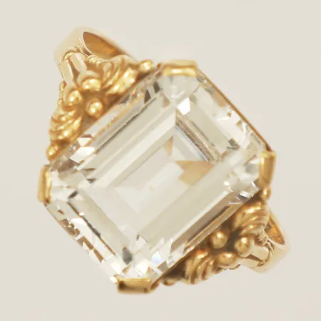Ring med vit syntetisk spinell stl:18¼ bredd 2,3mm 18K Vikt: 4 g