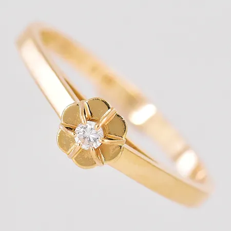 Ring diamant 0,03ct enligt gravyr stl:16 skenans bredd 1,7mm GFAB 18K Vikt: 1,9 g